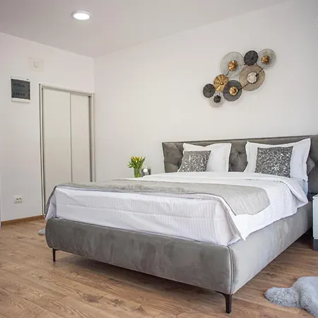 Yael Luxury 5