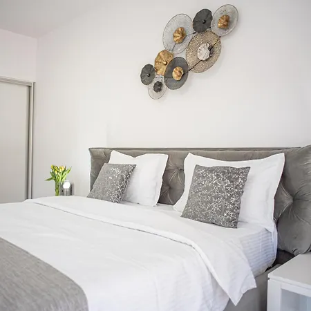 Yael Luxury 5